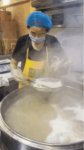 “一根面足够俩人吃的？”这根面宽度是20厘米，长度是2米，总面皮的面积高达40