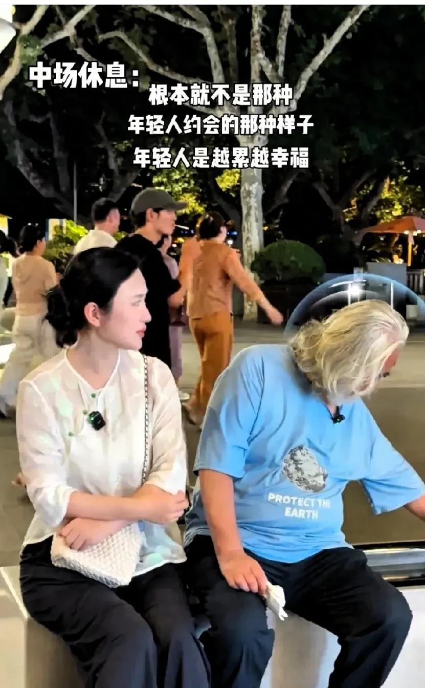张纪中和年轻老婆杜星霖约会被路人拍到，没想到两人对话内容令人惊呆。张纪中：“走