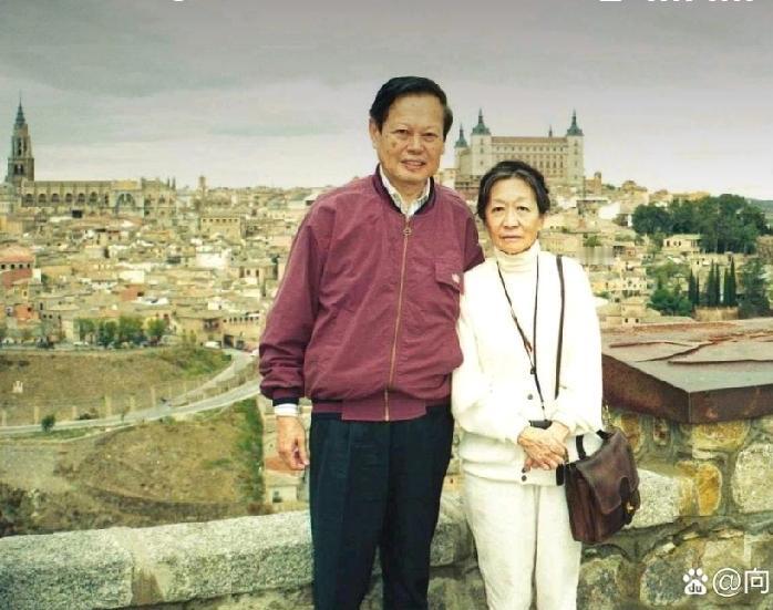 你见过杨先生和原配杜女士合影的这张照片吗？照片拍摄于1993年，地