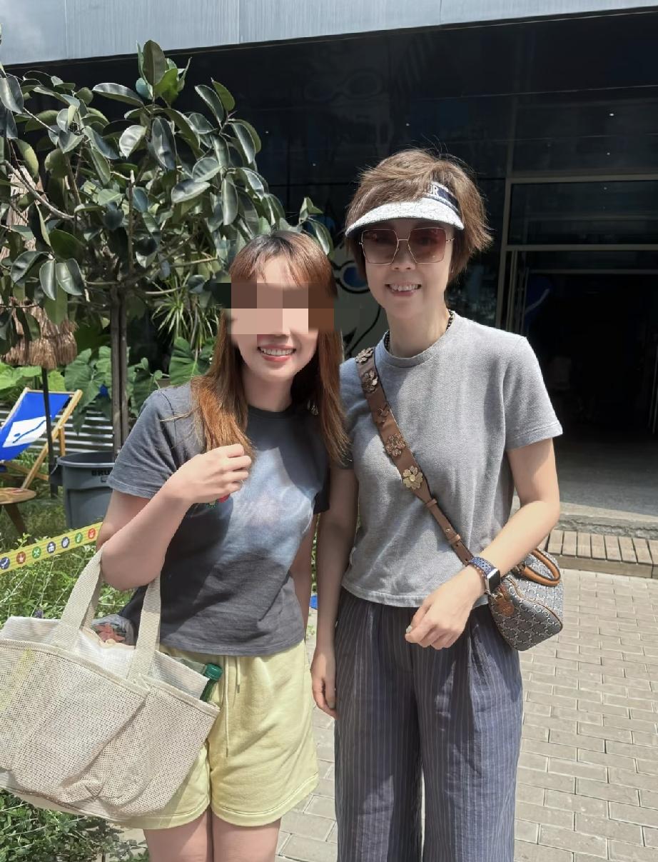 近日，张怡宁在北京被偶遇，路人镜头下她打扮阔气，背名牌包包，但脸上有沧桑感了，现