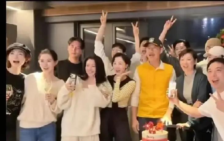 郭宇欣被传边缘化？路透直接打脸路透里她搂着徐若晗腰，小雨贴肩，三人笑成一团