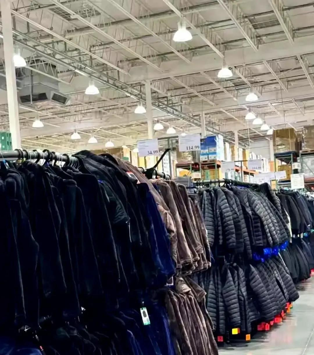 商场里的加拿大鹅挂出七折标签，柜台前还是冷清。隔壁超市货架上两百多的羽绒服被抢