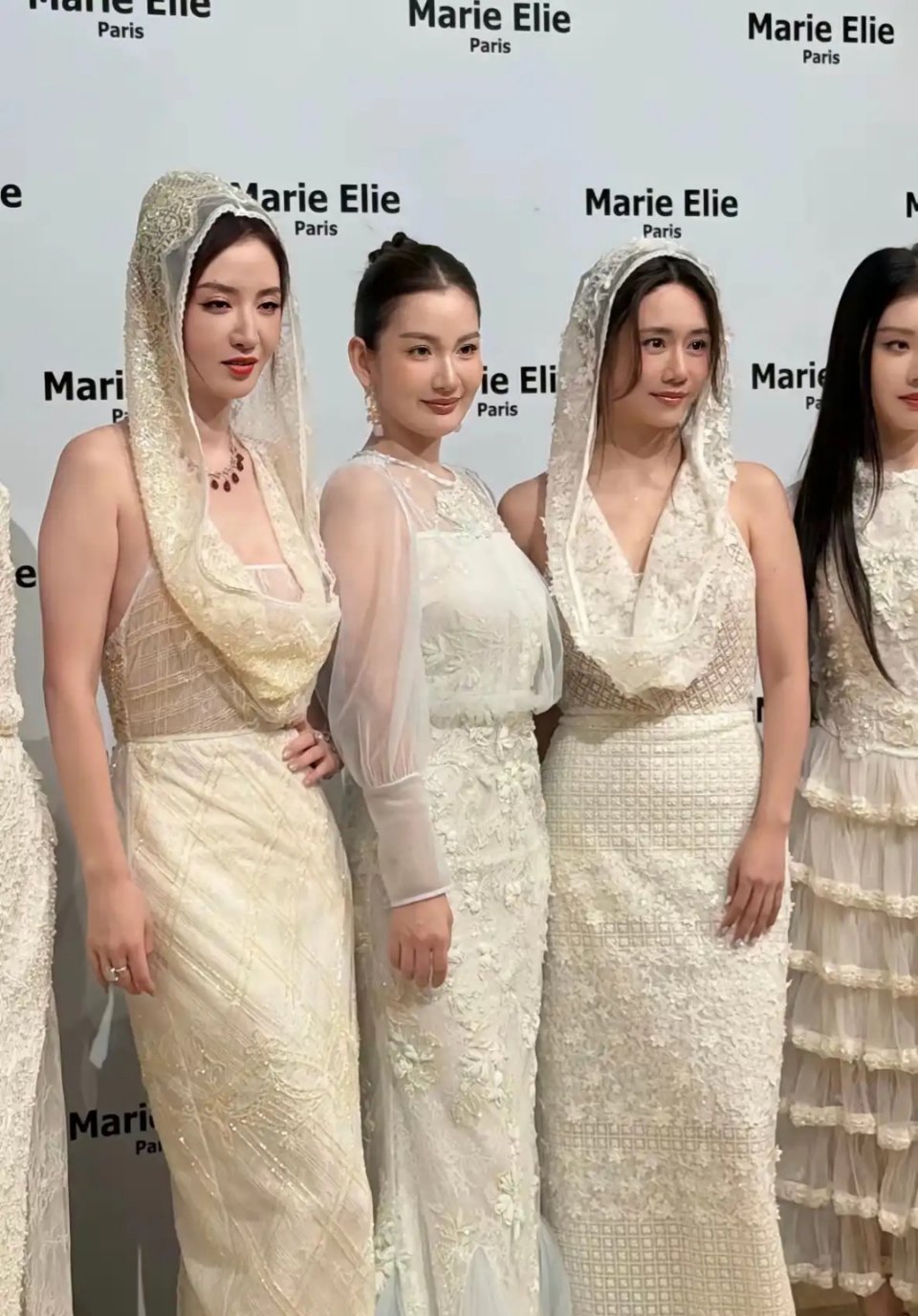 这款服饰配头巾真的太美了，看着好有女人味！​​​