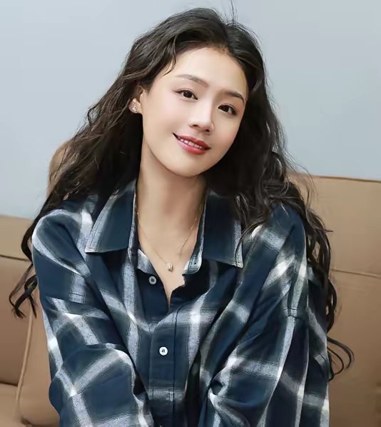 马思纯的粉丝估计都乐极了！不是因为马思纯接了代言。也不是因为她主演的电影定档了，