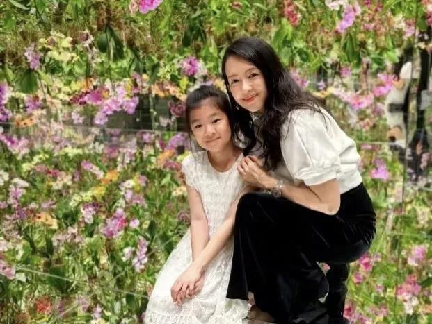 有点理解为什么章子怡的女儿醒醒显得没有个性的原因了，因为她很多举动都是很乖的表现