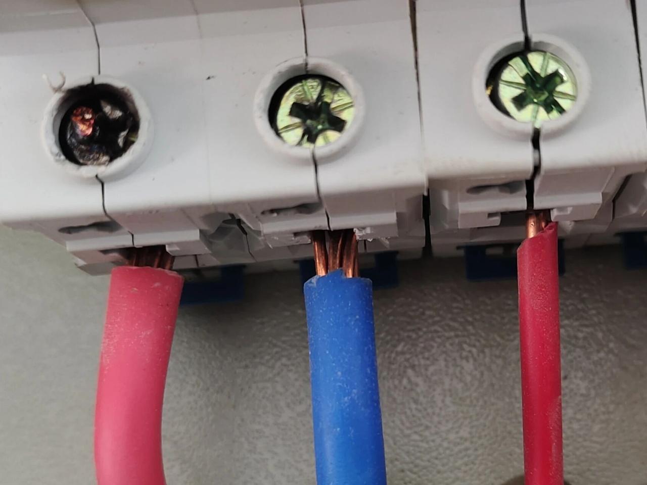 分享一则电工小知识——接线端子虚接的简易识别方法！电工朋友们，在安装空开接线