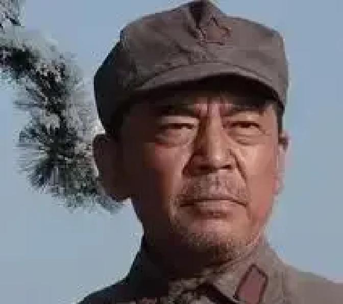 何政军42岁接《亮剑》，跟导演说不要一分钱片酬，只要演赵刚。那年他住在单位分的9