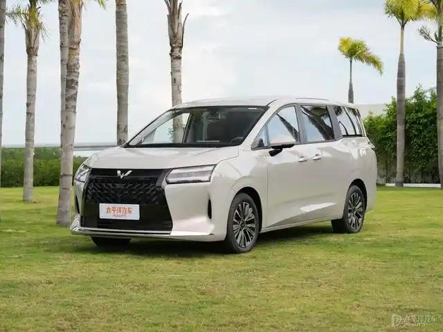 五菱MPV的传奇始于2010年。那一年，五菱宏光正式上市，在2014年1月交出