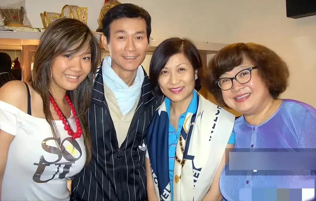 2007年，郑欣宜和母亲沈殿霞、父亲郑少秋，一张温馨的合影，当时母亲已病入膏肓，