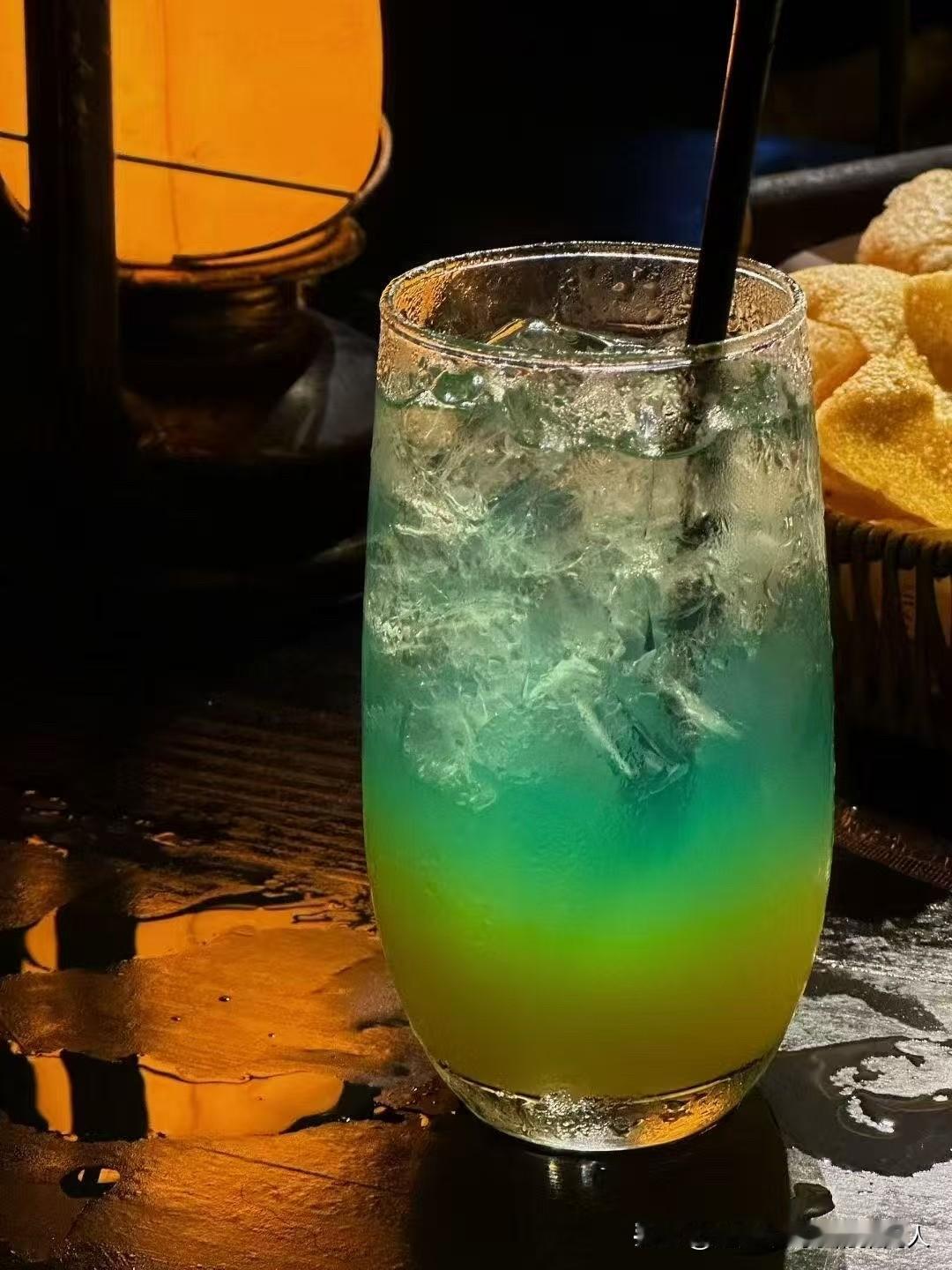 最近看到一个新词，叫——中年叛逆。意思是说一个女人到了中年，开始真正按照自己的