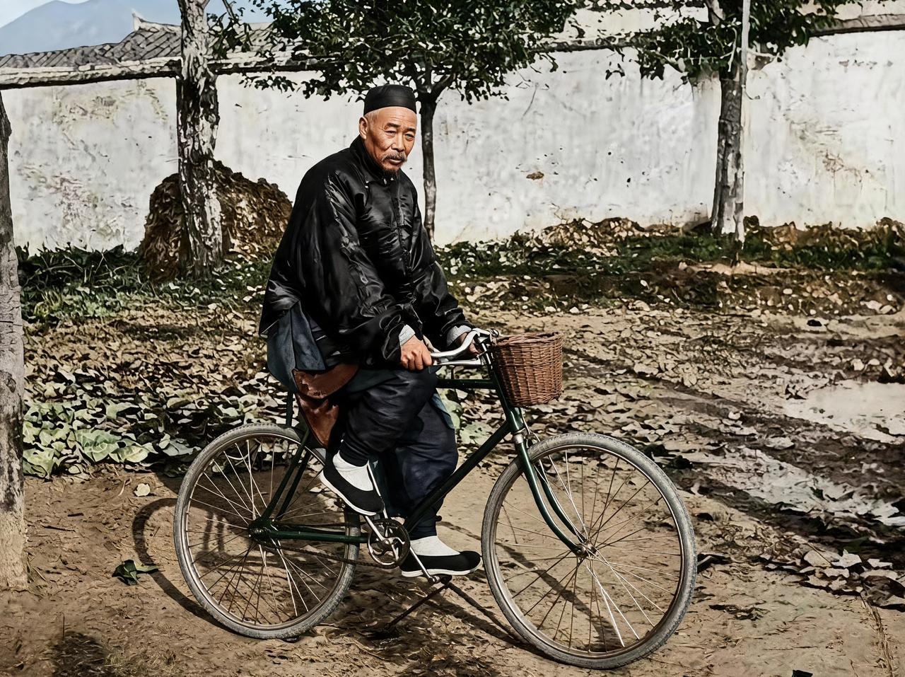 这名熟练骑着自行车的老人正是出身北方顶级武宦世家的清朝一品将军傅廷臣。傅廷臣出生