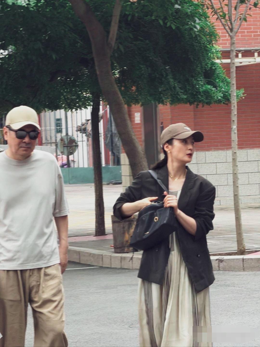 路人镜头下陈建斌蒋勤勤两口子，一个身材苗条，显年轻。一个身材臃肿，显老态。蒋勤勤
