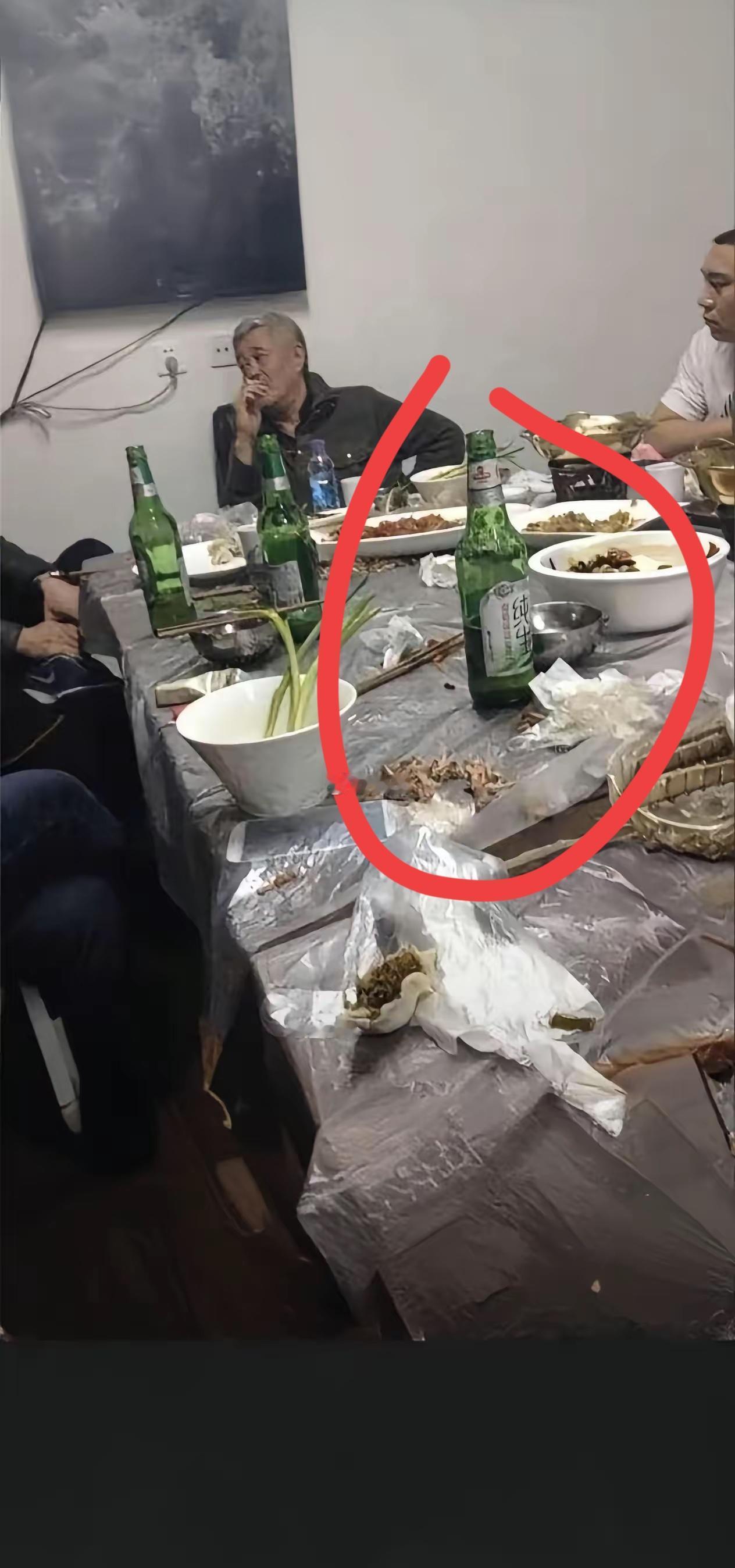 赵本山聚会，喝的啤酒是什么牌子的，一定非常好喝