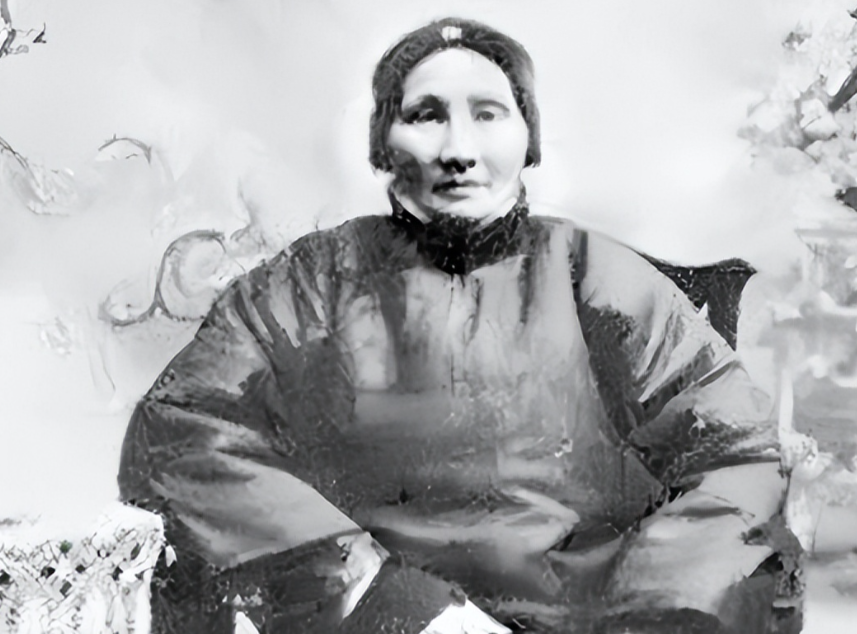 1921年，58岁的王采玉在弥留之际，叮嘱儿子蒋介石说：“瑞元啊，我不愿跟你父亲