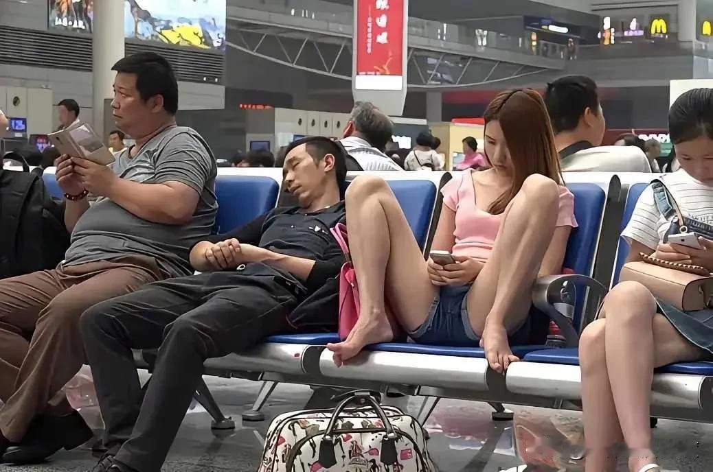这可是车站，是公共场合，难道没有一点羞耻感吗？尤其还是个女孩子，就这样不文明的敞