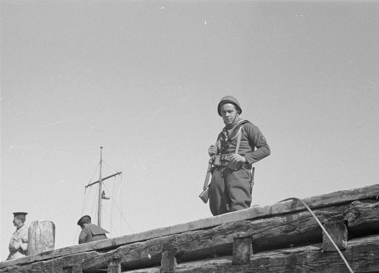 1942年，芬兰，拉多加湖北部的一个码头上，一名意大利海军的哨兵正在站岗放哨。当