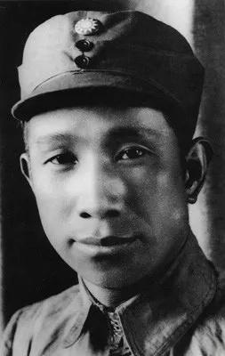 1945年。粟司令员前往某部视察。在路过一条小路时发现一大獾正在刨土寻食。警卫员