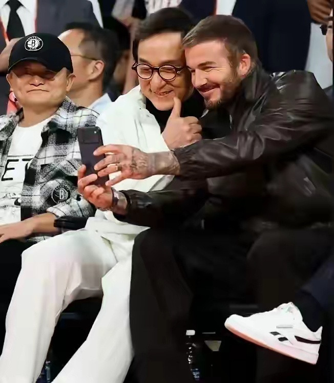 成龙也太不尊重马云了，把马云一个人丢在角落，表情太让人心疼了​​​