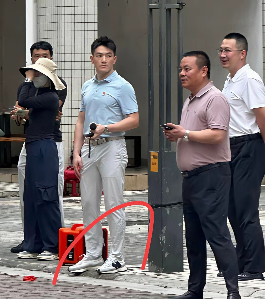 张馨予老公穿的这双鞋什么品牌,多少钱啊？好想买双同款，太好看了吧