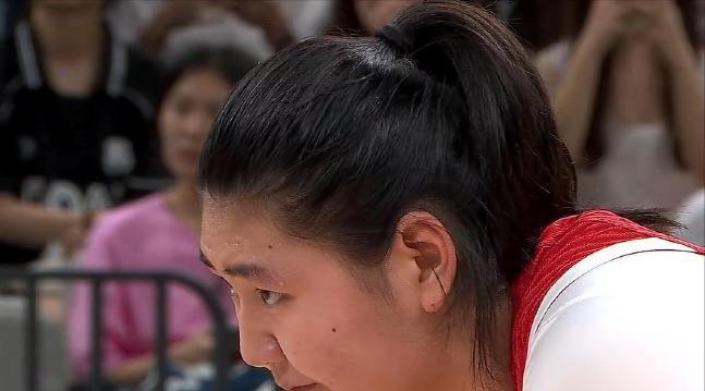 给张子宇的球，中国后卫根本还没过关。上半场，张子宇说实话已经打得足够好了。但我