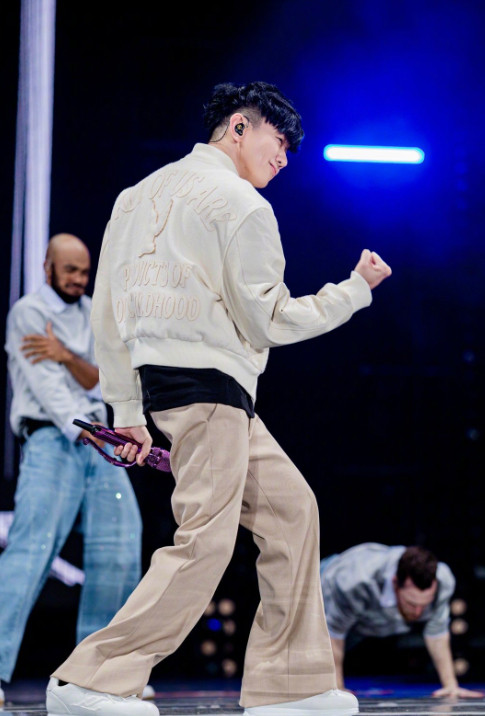 1.《亲爱的客栈》中王鹤棣紧盯着沈月的备采片段引热议，cp粉表示眼神是骗不了人的