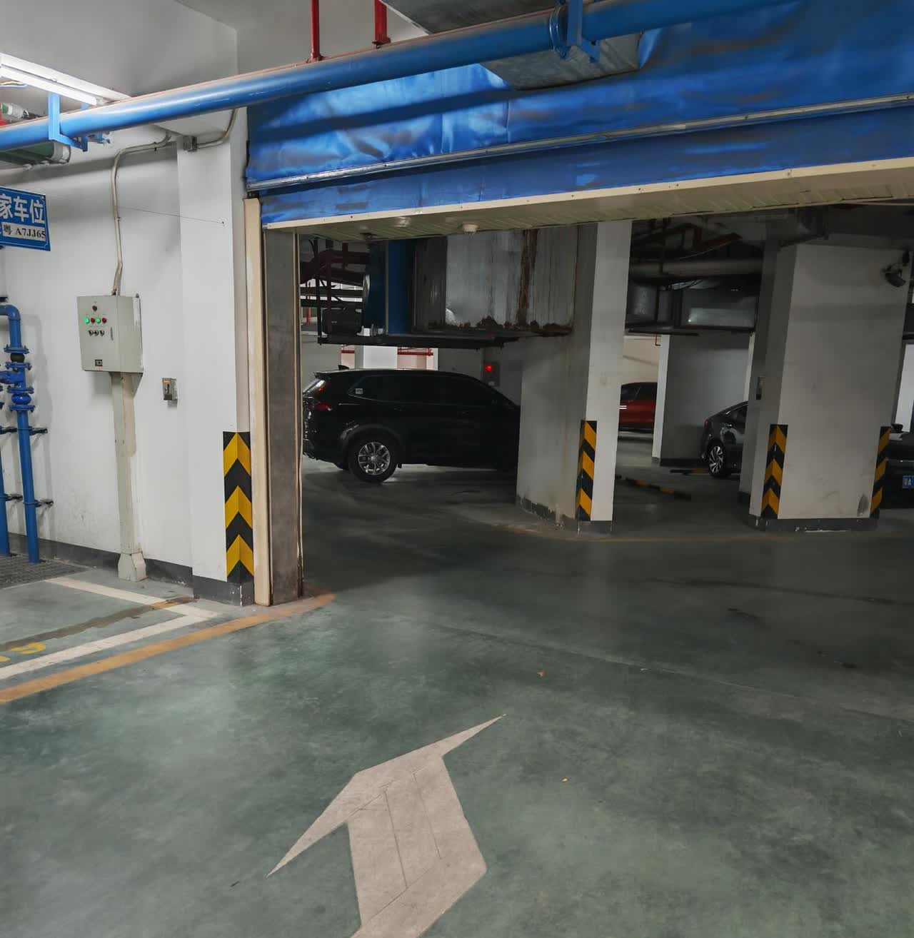 问界M8剐蹭了，开回去店里补漆[doge][捂脸哭]地下停车场直角转弯的地方，我一
