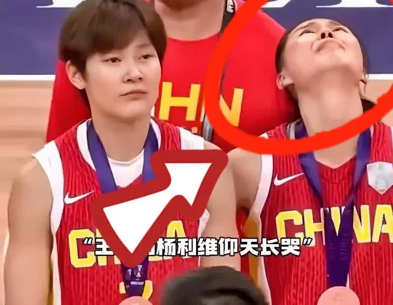 女篮亚洲杯颁奖礼上，王思雨仰天痛哭后一把摘掉铜牌的画面，看了真让人揪心！