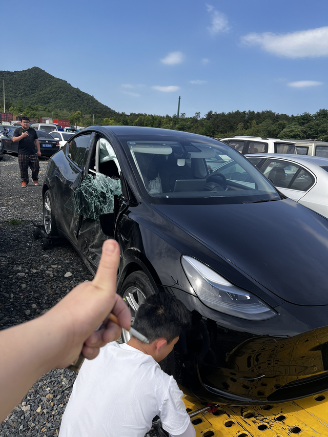 特斯拉真硬十字路口被一辆日产SUV以80公里多时速车头撞击副驾驶，由于反应及时