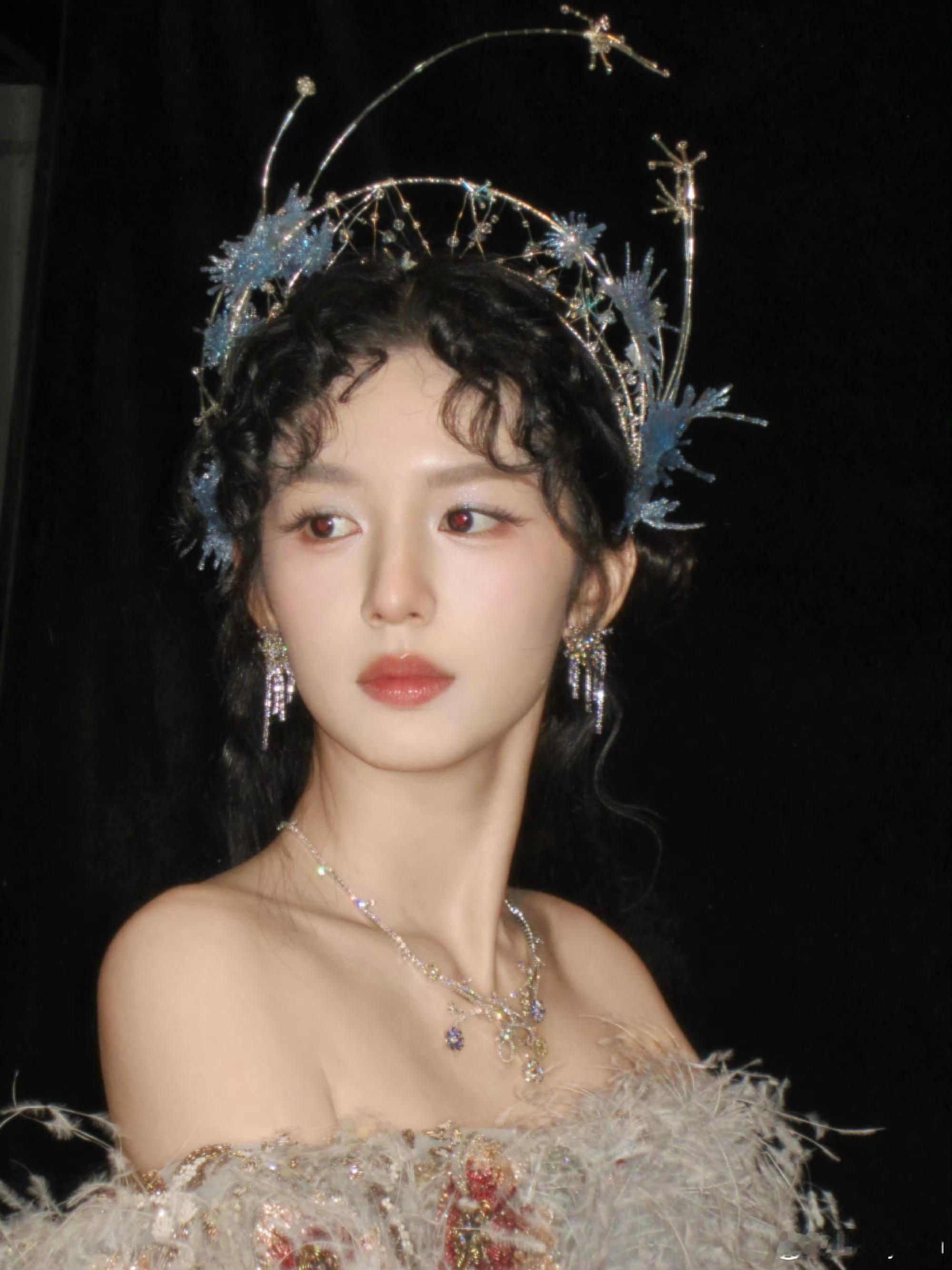 周也油画神女啊啊啊周也自己发的图比工作室精修更权威啊！从油画里走出来的少女一枚