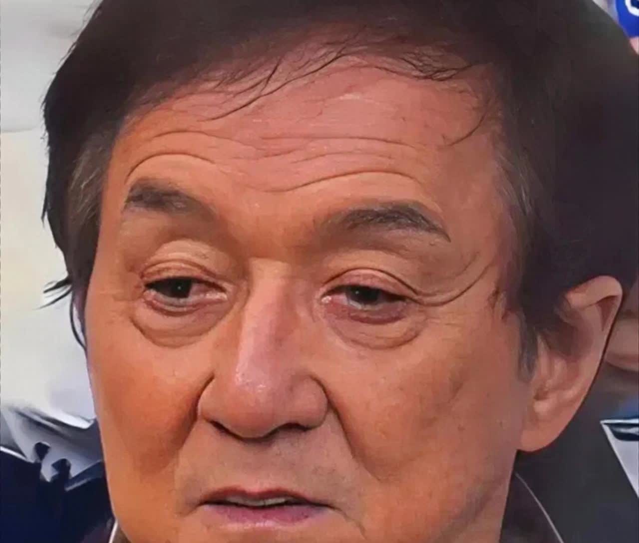 房祖名现在估计后槽牙都咬碎了。怎么也没想到!在加拿大购置新别墅，
