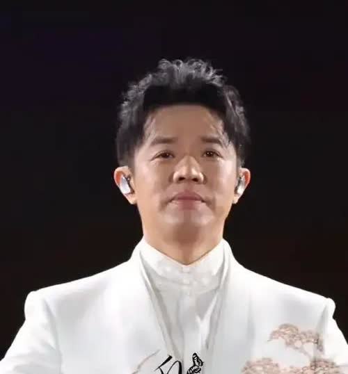 曾毅“塌房”，绝对是今年明星塌房事件中最荒诞、最不可思议、最令人无语的一个！