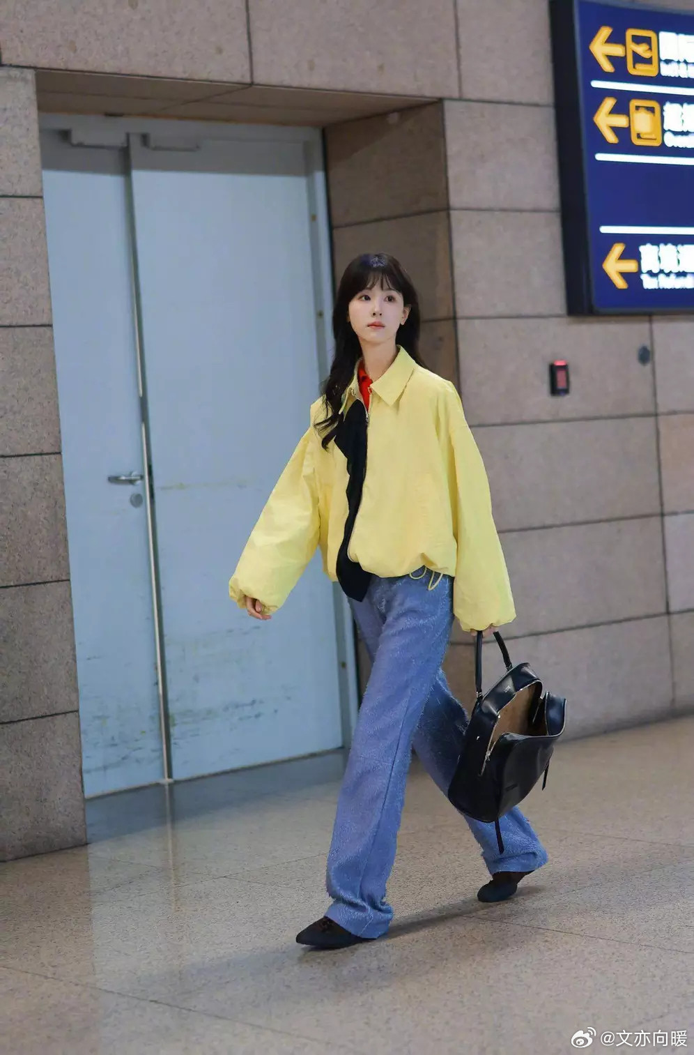 文亦娱乐陈都灵穿亮黄外套配蓝裤时髦亮眼长发齐刘海造型青春感十足