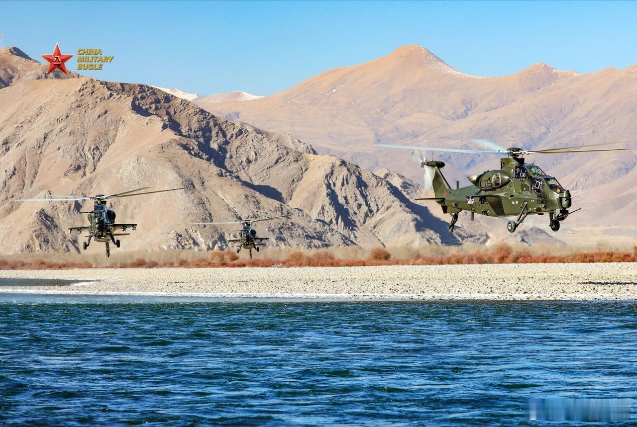 直十武装直升机在青藏高原的海子上进行飞行训练，在涡轴发动机该机提高功率之后，再也