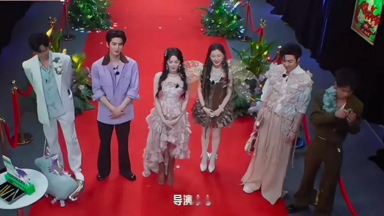 是要避嫌吗？明明衣服很搭却要隔开cp不让嗑了吗？有点心塞！​​​