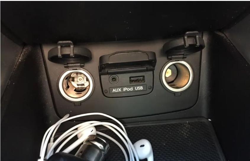 很少用“点烟器”抽烟，为啥家用车还要标配？主要的原因是因为它叫12V电源接口