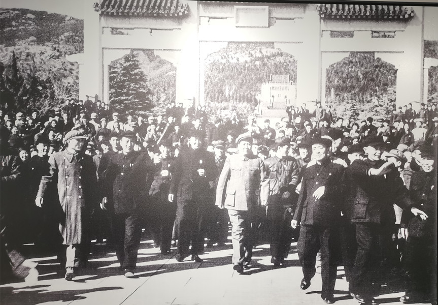 1953年2月23日，毛主席到南京晋谒中山陵。毛主席一侧，身材高大的是公安部长罗
