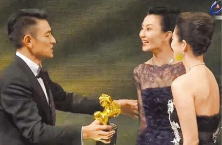 2013年，在金马奖颁奖礼上，张曼玉两次拒绝为章子怡颁奖，让章子怡很尴尬。当年