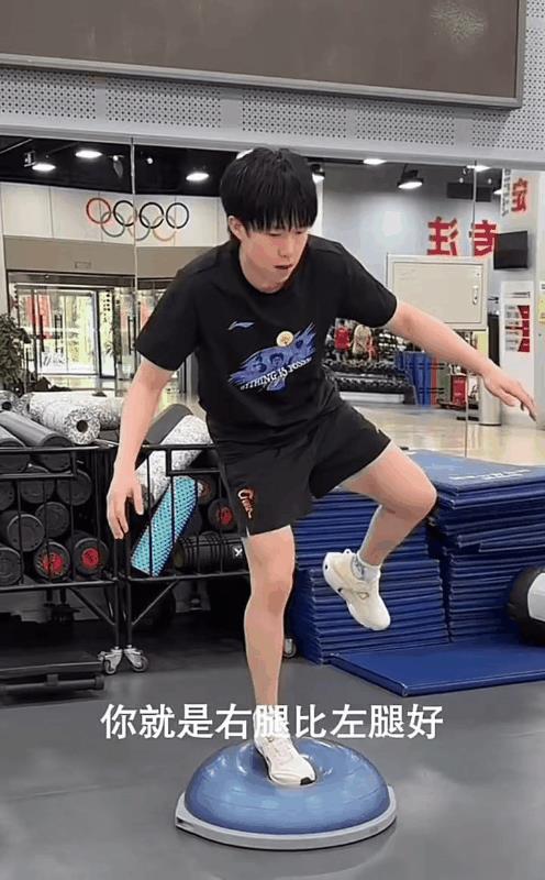 鹰眼挑战成功，莎莎在右上角，一身全黑，努力练习体能！一生要强的王楚钦，一脸不服