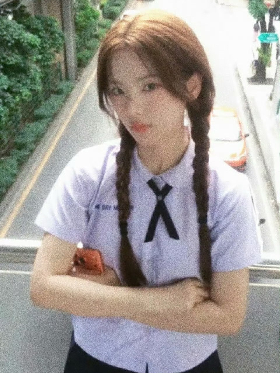 杨超越学姐自带校园场景适配度，切换学姐和学妹的感觉不突兀，每一面都挺有校园氛围