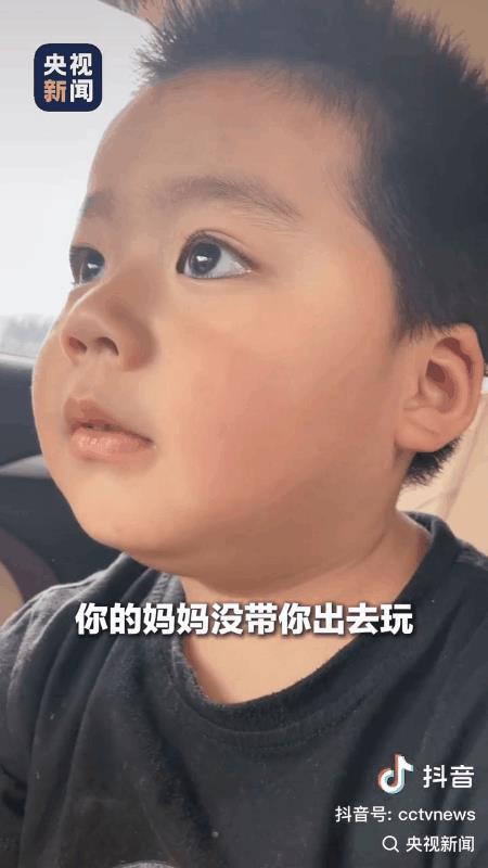 “这小男孩火到央视了！”妈妈愧疚一直带儿子干活，假期没空带他出去玩，不料5岁小暖