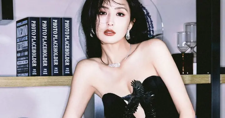 佟丽娅黑色穿搭惊艳微距镜头下的精致魅力