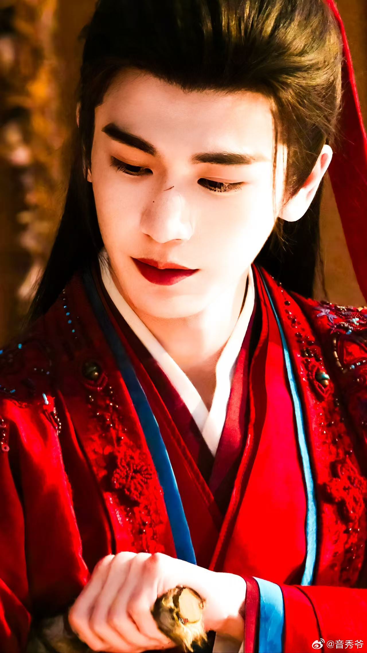 张凌赫一出场就对味了张凌赫一出来我直接尖叫！气质真的太绝了，走路自带气场，眼神