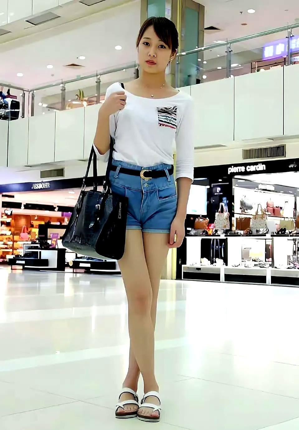 这是李连杰与前妻黄秋燕的大女儿，已经长大了的李思，网上看到的照片，不知道是不是？