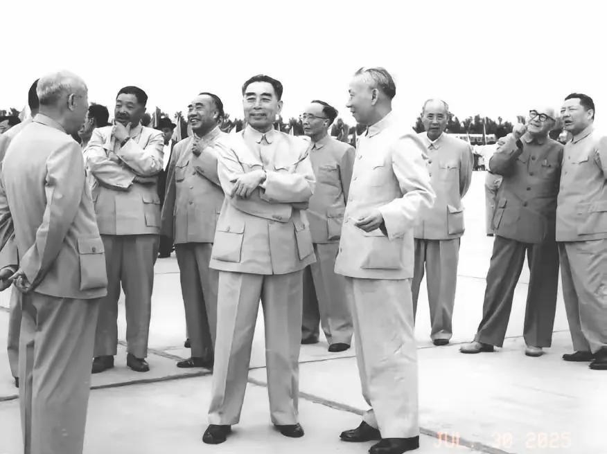 阵容强大的一张老照片。1961年9月29日，吕相友跟随中央领导人来到首都机场执