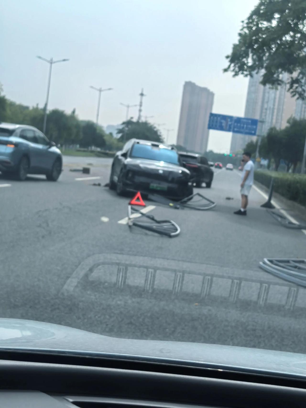 这是开多快，才能犯这么大错！还好是单车事故，没撞到别人……​​​