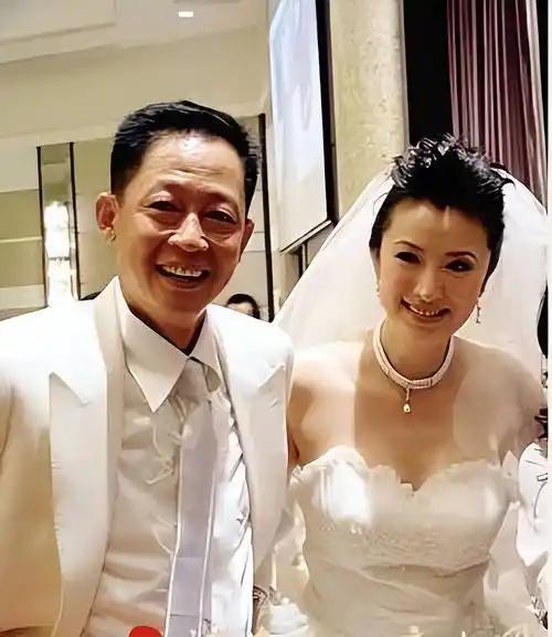你知道吗？王志文，这个地道的上海男人，这辈子只结过一次婚。他的妻子陈坚红也是上海