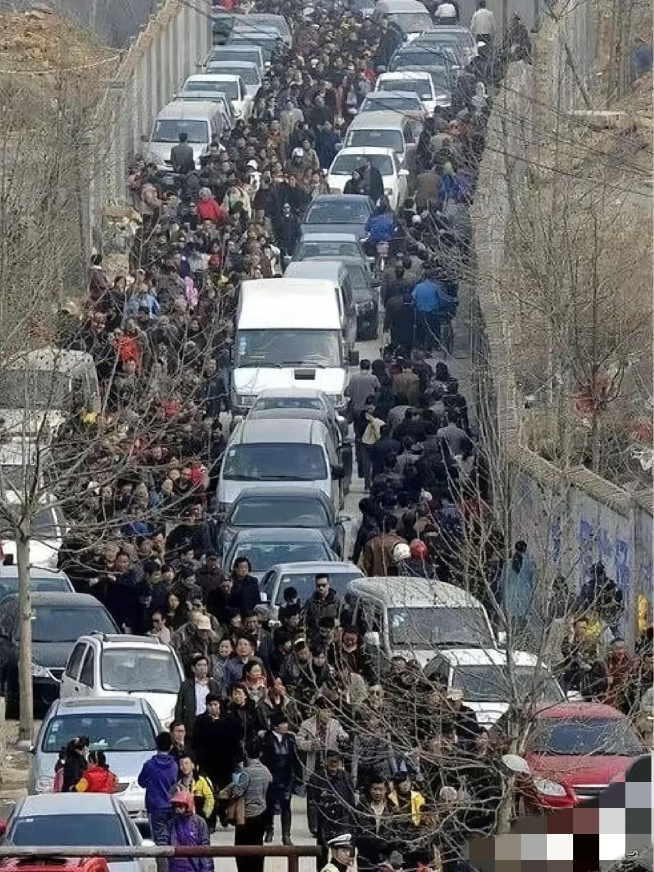 这世道是真的变了，2026年春运，竟让以前最瞧不上的长途大巴，成了打工人的返乡救