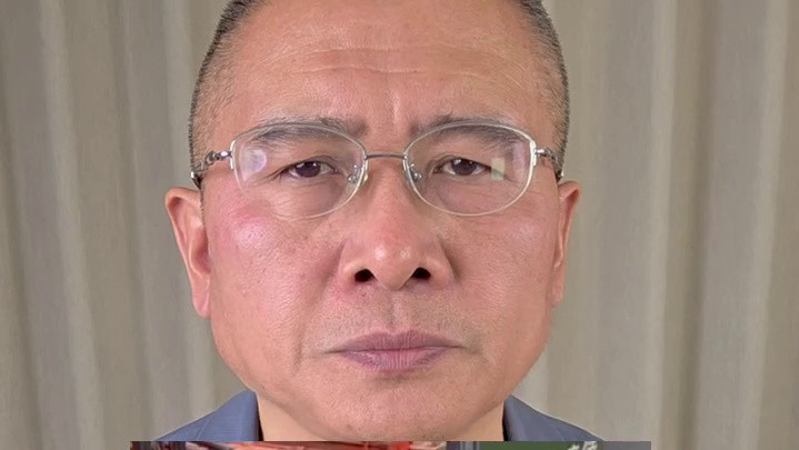 惊险瞬间！龙门吊倒塌砸车事故现场曝光