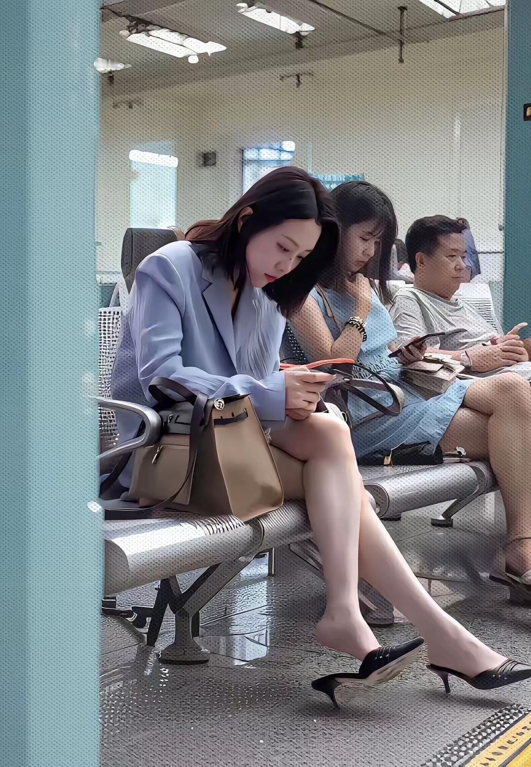 很现实的真相：心里看不起你，还依旧频繁联系你，原因就这么简单成年人的社交，
