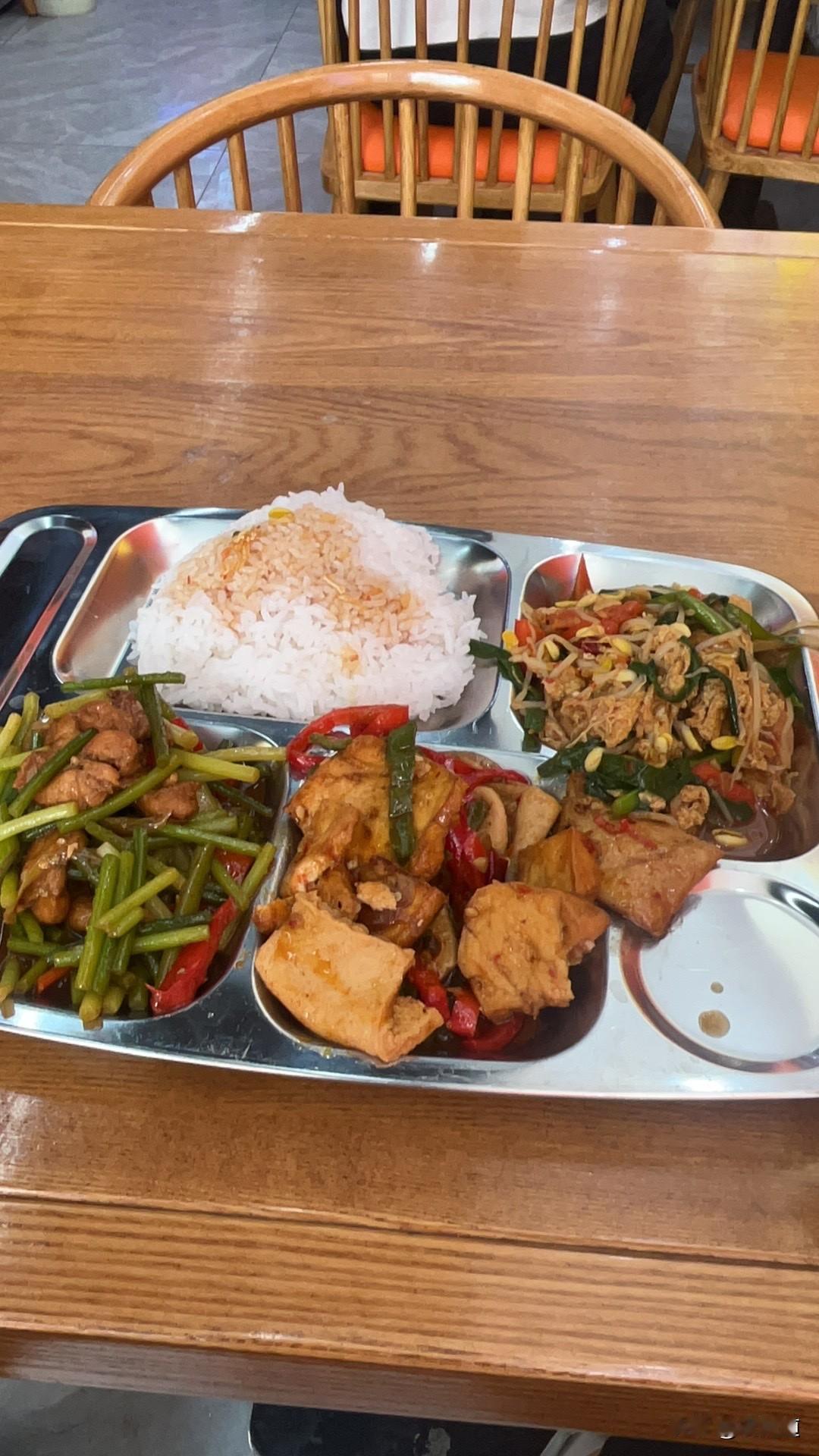 中午一顿简简单单的米饭套餐，今天去伊宁玩去了，刚好也到了午饭时间路边一个卖米饭套